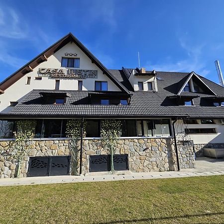 Отель Casa Iustin Мороэни Экстерьер фото