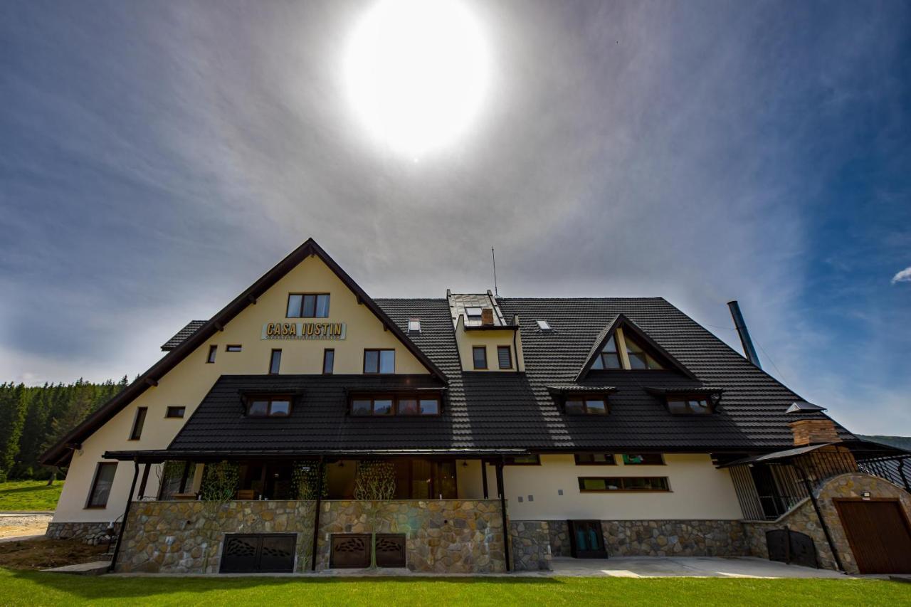 Отель Casa Iustin Мороэни Экстерьер фото