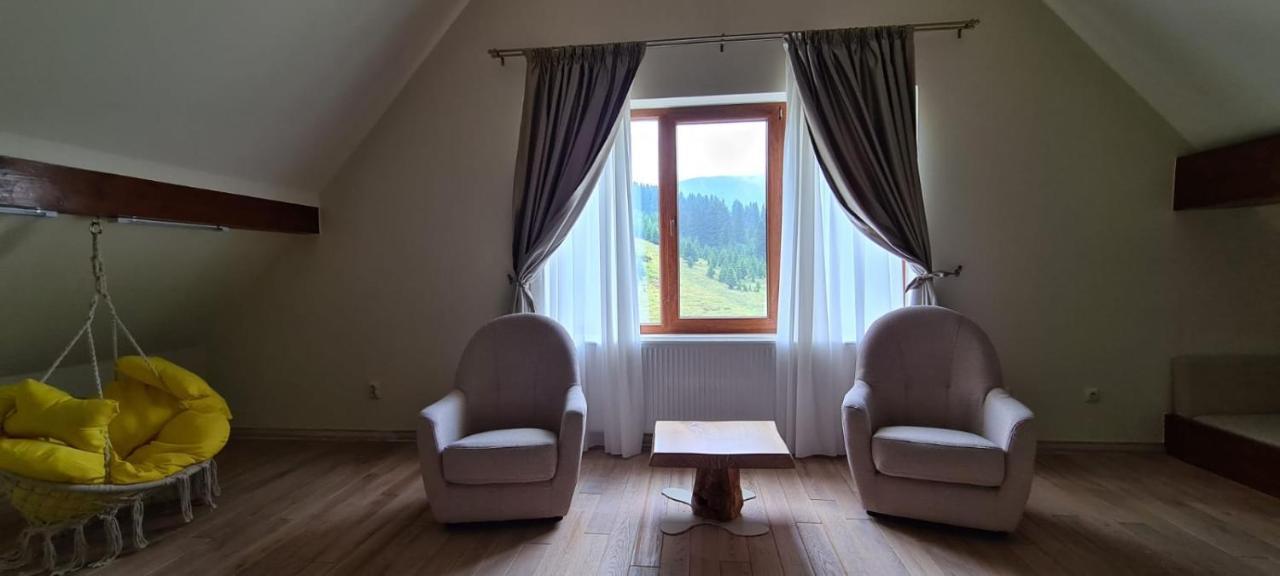 Отель Casa Iustin Мороэни Экстерьер фото