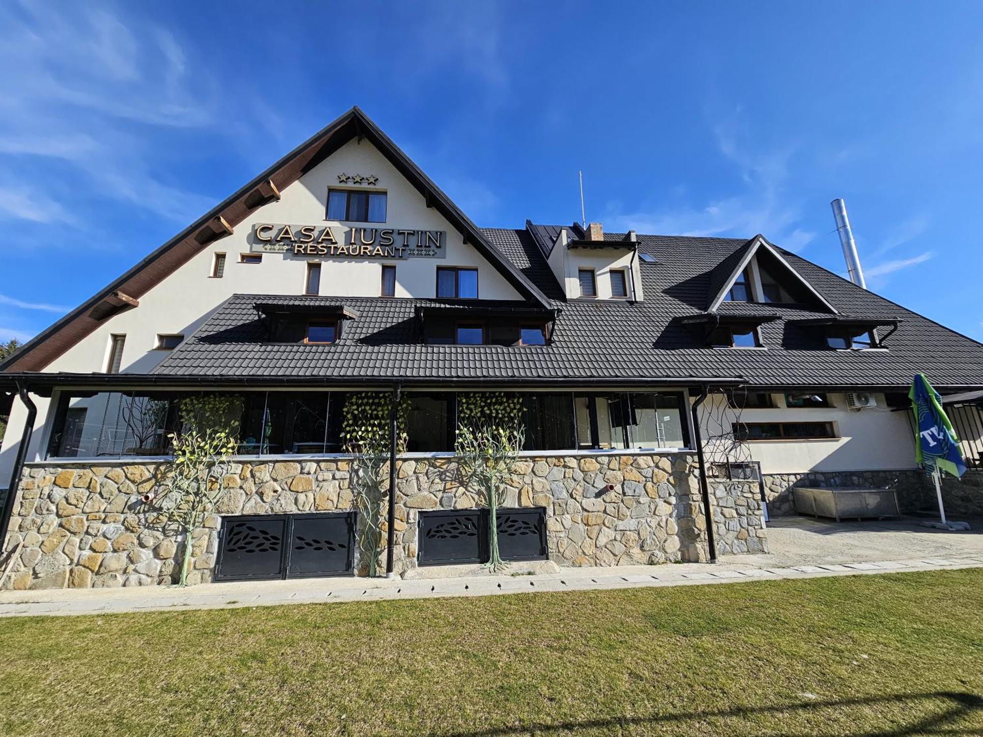 Отель Casa Iustin Мороэни Экстерьер фото